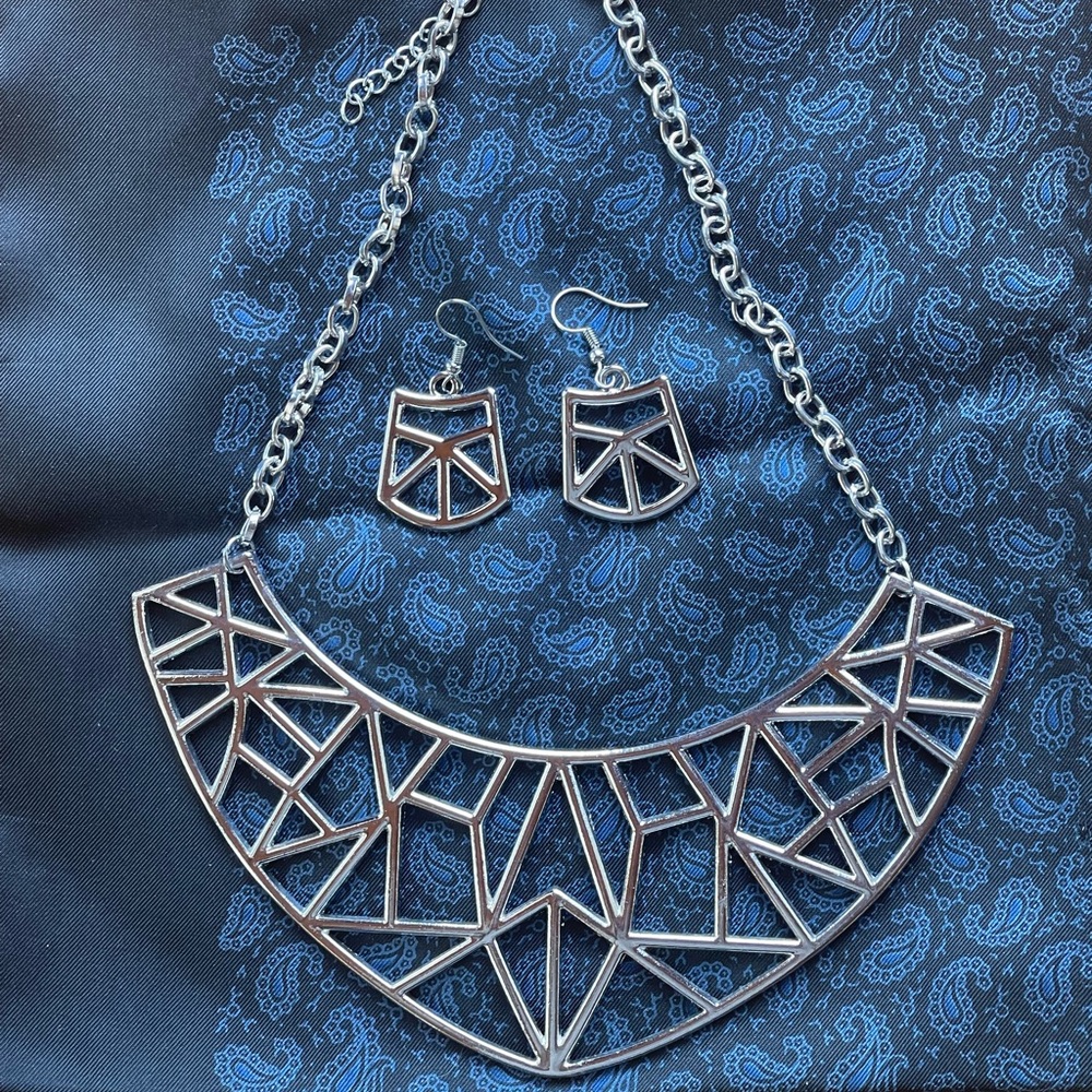 Geometric silver toned metal necklace & earring set - Picture 11 of 11